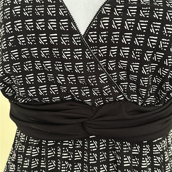 Max Studio Geometric Print Wrap Style Front Baby Doll Top V Neck m - Picture 3 of 8